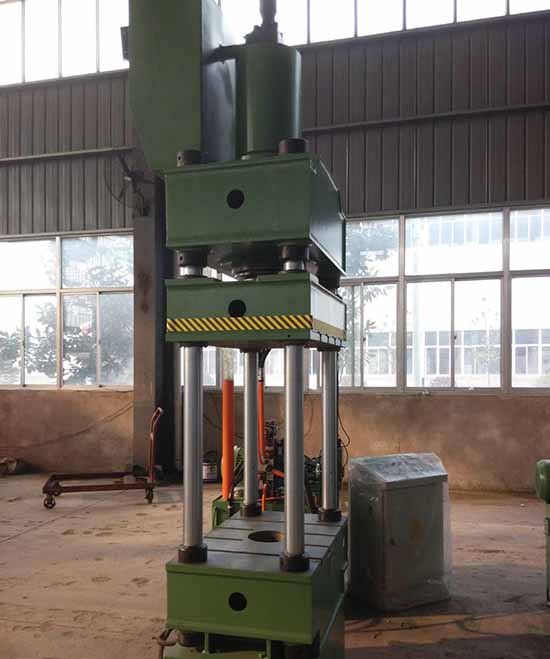 四柱油压机实物图
