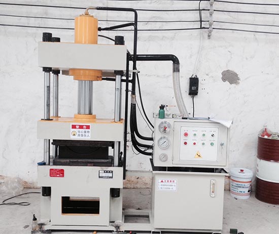 小型四柱油压机实物图