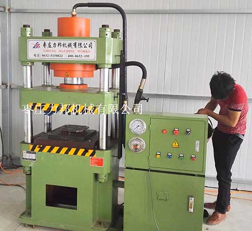 四柱油压机实物图